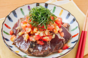 カツオのたたきトマト香味ソースがけ